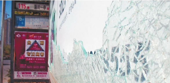 將軍路上一公交候車亭莫名遭黑手