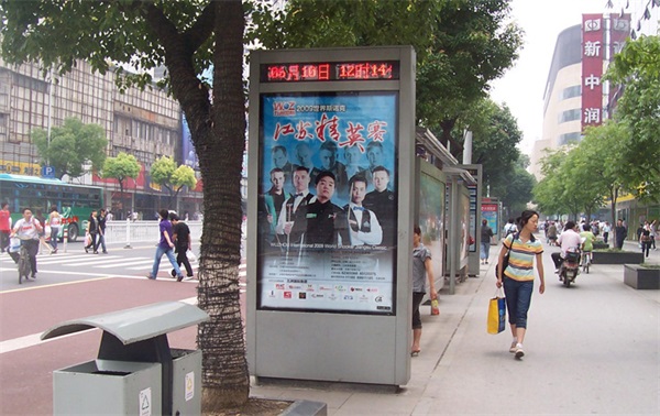 道路翻滾燈箱的呈現，可以敏捷、精確、簡略的讓每一位路人留意到公司的廣告宣揚信息